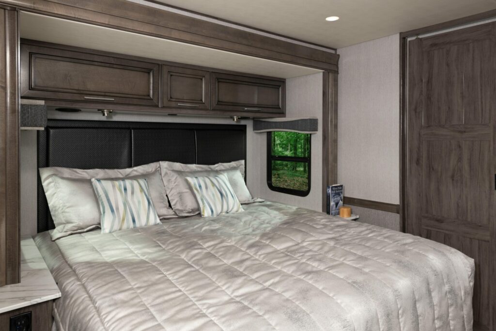 10_masterbed_Invicta33HB_capri_WW_MY22_5068