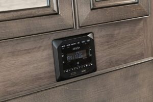 11_bedroom_stereo_Invicta33HB_capri_WW_MY21_5150