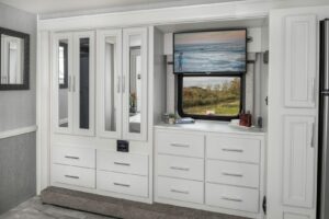 11_masterwardrobe_Admiral32S_cliffside_fossil_MY22_4765