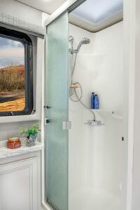 13_SHOWER_Nautica_33TL_MY22_Metropolis-_Fossil__1265-copy