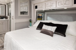 14_masterbed_Armada40M_Savannah_SummitAsh8325MY22