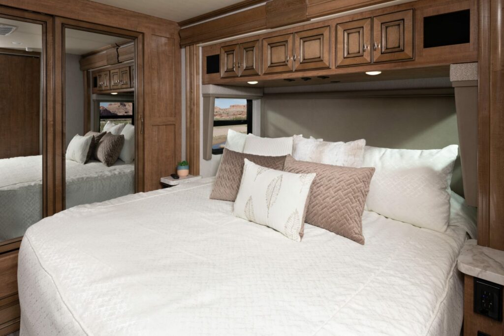 14_masterbed_Naut34RX_canvas_bourbonMY22_6504