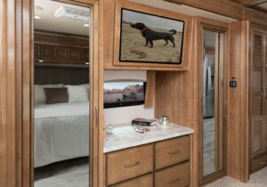 14_wardrobe_NAV38K_Canvas_Bourbon_MY22_0368