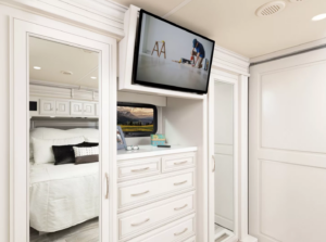 15_wardrobe_Armada40M_Savannah_SummitAsh8362MY22
