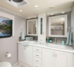 17_vanityMasterbath_Endeavor38W_Savan_Fossil_MY22_8755