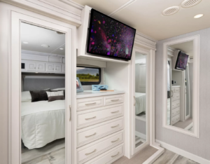 19_wardrobe_Armada44LE_Savannah_SummitAsh_2996closedMY22