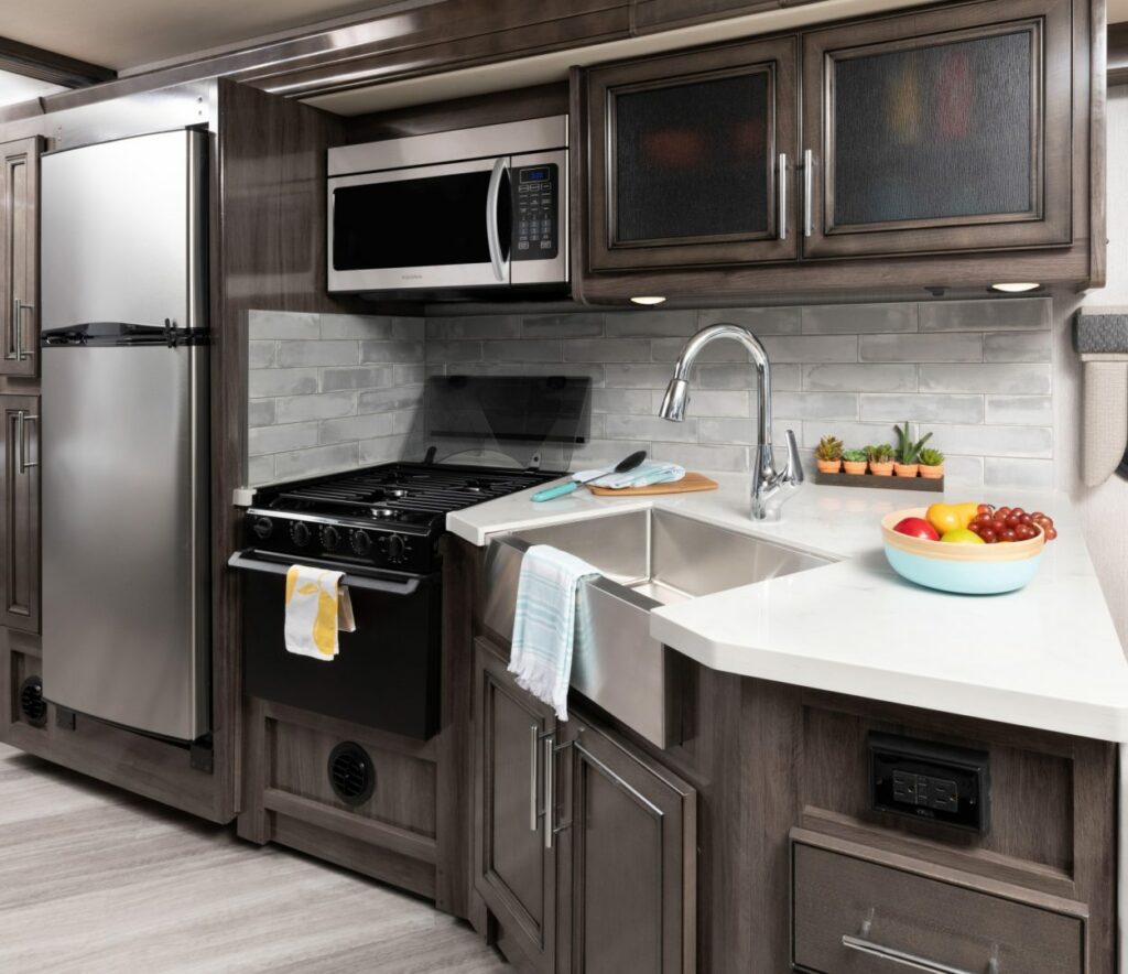 1_galleyINVICTA33HB_capri_WW_opensink