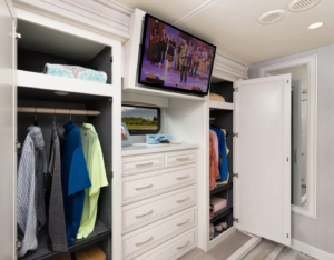 20_wardrobe_Armada44LE_Savannah_SummitAsh_2996openMY22
