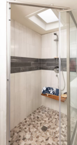22_mastSHOW_mastBATH_Armada44LE_Savannah_SummitAsh_3085MY22