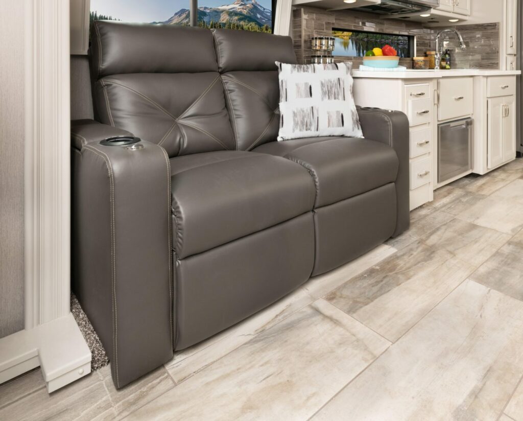 2_theatreseat_Endeavor38W_Savan_Fossil_MY22_8500-closed