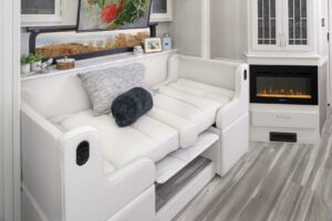3_dinetteBED_Nautica_33TL_MY22_Metropolis-_Fossil_1205