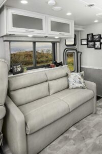 3_sofa_Admiral32S_cliffside_fossil_MY22_4709