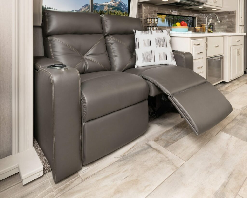 3_theatreseat__Endeavor38W_Savan_Fossil_MY22_8500-open