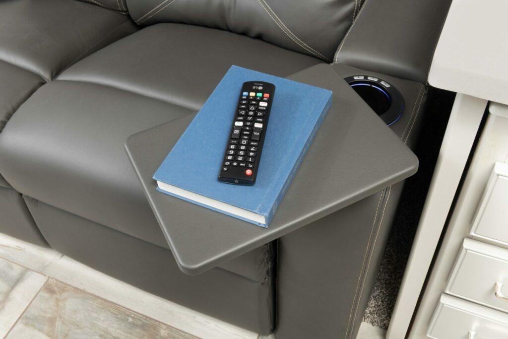 4_theatreseat_armrest_Endeavor38W_Savan_Fossil_MY22_8526