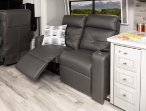 9_theatreseat_Armada44LE_MY22Savannah_SummitAsh_2776open